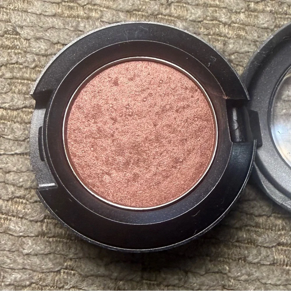 MAC Cosmetics CUT TO FIT Eyeshadow discontinued